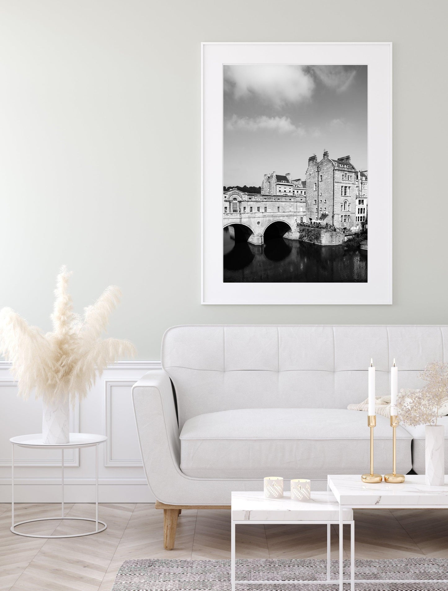 Black and white photo of Pulteney Bridge in Bath, England, with river reflection and historic buildings